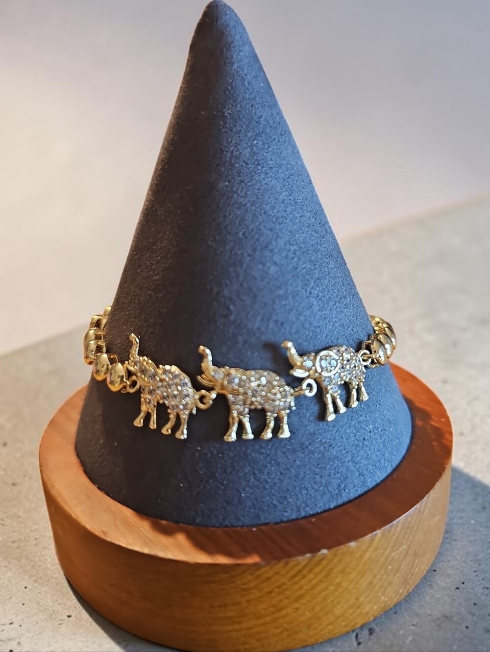 Sassified BOUTIQUE  NWT Gold Elephant Charm 0Bracelet - Gold